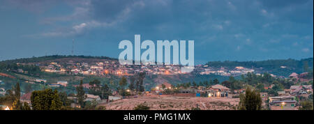 Blick auf die hügeligen Horizont in Nyamirambo, einem abgelegenen Teil von Kigali, Ruanda Stockfoto