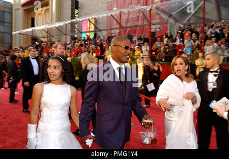 Die Akademie der Künste und Wissenschaften stellt den besten Schauspieler Academy Award nominee Jamie Foxx kommt mit Tochter Corrine auf der 77. jährlichen Academy Awards im Kodak Theater in Hollywood, CA am Sonntag, den 27. Februar 2005. Datei Referenz # 29997 043 Nur für den redaktionellen Gebrauch - Alle Rechte vorbehalten Stockfoto