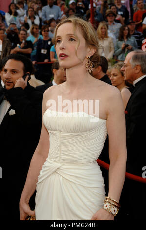 Die Akademie der Künste und der Wissenschaften präsentiert Bestes Adaptiertes Drehbuch Academy Award nominee Julie Delpy kommt bei der 77. jährlichen Academy Awards im Kodak Theater in Hollywood, CA am Sonntag, den 27. Februar 2005. Datei Referenz # 29997 095 Nur für den redaktionellen Gebrauch - Alle Rechte vorbehalten Stockfoto