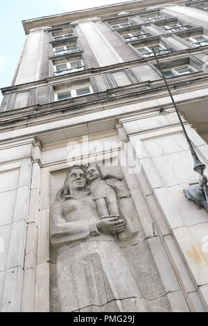 Warschau Polen sozialen Realismus Stil statue Zahlen neben Plac Konstytucji als Platz der Verfassung bekannt Stockfoto
