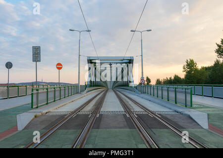 Alte Brücke für Fußgänger, Radfahrer und Straßenbahnen über die Donau in Bratislava, Slowakei Stockfoto