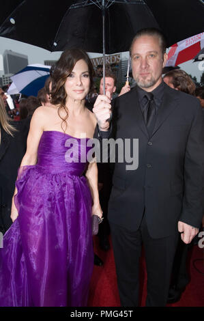 Sandra Bullock, nominiert für die BESTE LEISTUNG DURCH EINE SCHAUSPIELERIN IN EINEM KINOFILM Ð DRAMA für ihre Rolle in ªDIE Blind SideÓ und für BESTE LEISTUNG DURCH EINE SCHAUSPIELERIN IN EINEM KINOFILM Ð Komödie oder Musical für ihre Rolle in ªDIE ProposalÓ, mit Jesse James in der 67. jährlichen Golden Globes Awards im Beverly Hilton in Beverly Hills, CA Sonntag, 17. Januar 2010 eingeht. Mode Informationen: Lila tüll Trägerloses Kleid von Bottega Veneta und Lothringen Schwartz Schmuck. Passende Heels von casadei Stockfoto