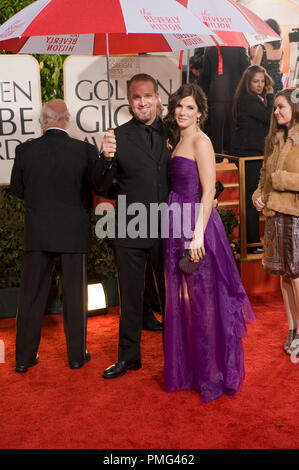 Sandra Bullock, nominiert für die BESTE LEISTUNG DURCH EINE SCHAUSPIELERIN IN EINEM KINOFILM Ð DRAMA für ihre Rolle in ªDIE Blind SideÓ und für BESTE LEISTUNG DURCH EINE SCHAUSPIELERIN IN EINEM KINOFILM Ð Komödie oder Musical für ihre Rolle in ªDIE ProposalÓ, mit Jesse James in der 67. jährlichen Golden Globes Awards im Beverly Hilton in Beverly Hills, CA Sonntag, 17. Januar 2010 eingeht. Mode Informationen: Lila tüll Trägerloses Kleid von Bottega Veneta und Lothringen Schwartz Schmuck. Passende Heels von casadei Stockfoto