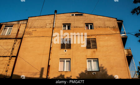 Alte Gebäude in Tbilissi. Sonnenuntergang scheint auf der Wand. Stockfoto
