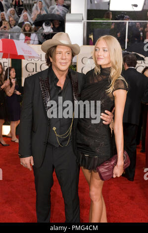 Schauspieler Mickey Rourke und Gast ankommen Auf der 67. jährlichen Golden Globe Awards im Beverly Hilton in Beverly Hills, CA Sonntag, 17. Januar 2010. Stockfoto