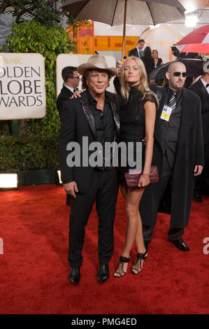 Schauspieler Mickey Rourke und Gast ankommen Auf der 67. jährlichen Golden Globe Awards im Beverly Hilton in Beverly Hills, CA Sonntag, 17. Januar 2010. Stockfoto