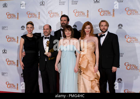 Nach Erhalt der Golden Globe für die beste FERNSEHSERIE Ð DRAMA für ÒMad MenÓ (AMC), produziert von Lionsgate, Matthew Weiner stellt Backstage mit Januar Jones, John Hamm, Elisabeth Moss, Christina Hendricks, und Vincent Kartheiser in der Presse Zimmer auf der 67. jährlichen Golden Globe Awards im Beverly Hilton in Beverly Hills, CA Sonntag, 17. Januar 2010. Stockfoto