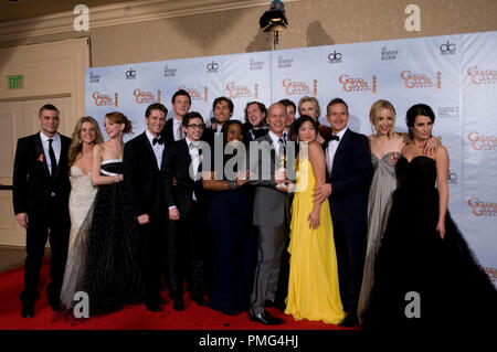 Nach Erhalt der Golden Globe für den besten TV-Serien, Komödie oder Musical für Glee (FOX), produziert von Twentieth Century Fox Television, Creater und Executive Producer Brian Murphy stellt Backstage mit dem Cast von Glee in der Presse Zimmer auf der 67. jährlichen Golden Globe Awards im Beverly Hilton in Beverly Hills, CA Sonntag, 17. Januar 2010. Stockfoto