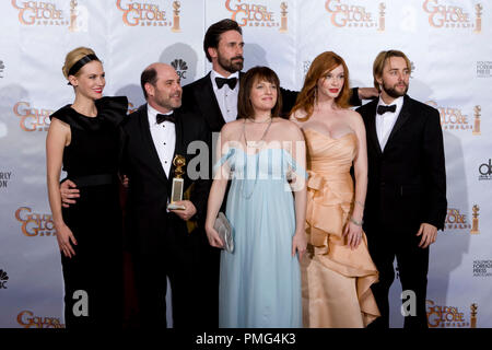 Nach Erhalt der Golden Globe für die beste FERNSEHSERIE Ð DRAMA für ÒMad MenÓ (AMC), produziert von Lionsgate, Matthew Weiner stellt Backstage mit Januar Jones, John Hamm, Elisabeth Moss, Christina Hendricks, und Vincent Kartheiser in der Presse Zimmer auf der 67. jährlichen Golden Globe Awards im Beverly Hilton in Beverly Hills, CA Sonntag, 17. Januar 2010. Stockfoto