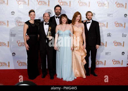 Nach Erhalt der Golden Globe für die beste FERNSEHSERIE Ð DRAMA für ÒMad MenÓ (AMC), produziert von Lionsgate, Matthew Weiner stellt Backstage mit Januar Jones, John Hamm, Elisabeth Moss, Christina Hendricks, und Vincent Kartheiser in der Presse Zimmer auf der 67. jährlichen Golden Globe Awards im Beverly Hilton in Beverly Hills, CA Sonntag, 17. Januar 2010. Stockfoto