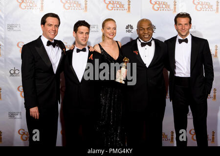 Nach Erhalt der Golden Globe für den besten Film, Komödie oder Musical für den Kater, Bilder von Warner Bros. produziert; Warner Bros. Bilder, Schauspieler Ed Helms und Justin Bartha, Heather Graham, Mike Tyson, und Bradley Cooper pose Backstage in der Presse Zimmer auf der 67. jährlichen Golden Globe Awards im Beverly Hilton in Beverly Hills, CA Sonntag, 17. Januar 2010. Stockfoto