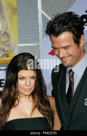 Stacy Ferguson (Fergie) und Josh Duhamel bei der Premiere von Touchstone Pictures' 'When In Rome'. Ankünfte am El Capitan Theatre in Hollywood, CA, 27. Januar 2010 statt. Foto © Joseph Martinez/Picturelux/PictureLux Datei Referenz # 30115 065 JM nur für redaktionelle Verwendung - Alle Rechte vorbehalten Stockfoto