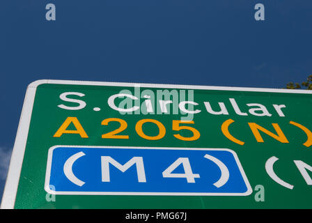 Britische Schild zeigt die Anweisungen des South Circular, oder a205 nach London, und fahren Sie auf der Autobahn m4 Stockfoto