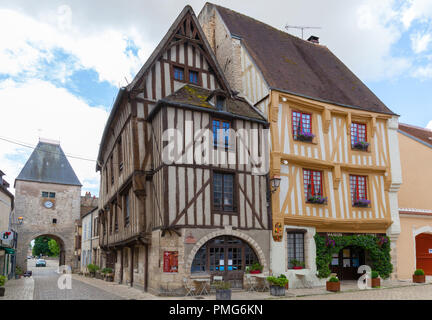 Noyers-sur-Serein, Fachwerkhäuser, die vom Markt, Burgund, Frankreich. Stockfoto