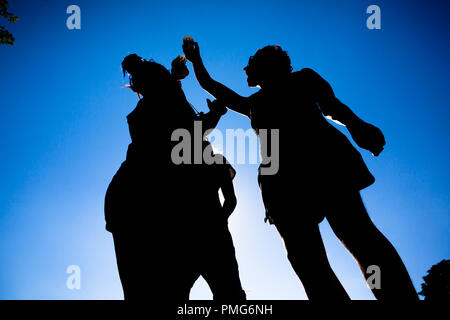Low Angle View der Freunde der Toast Stockfoto