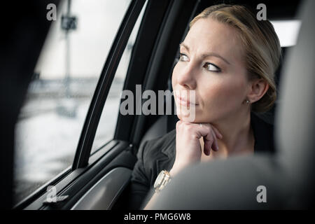 Nachdenklich Geschäftsfrau im Auto Stockfoto