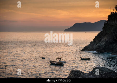 Sonnenuntergang über dem Ligurischen Meer von Manarola, einer der 5 Dörfer der Cinque Terre, Ligurien, Italien gesehen Stockfoto