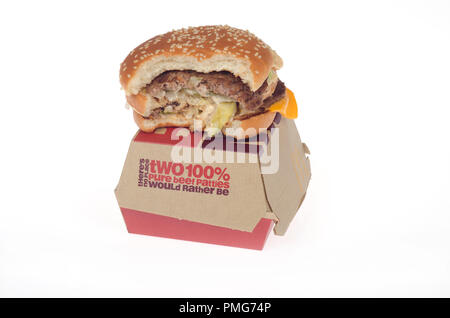 McDonald's Big Mac mit zwei alle rindfleischpastetchen, spezielle Sauce, Salat und Käse auf Sesam bun, Bissen aus der Box genommen Stockfoto