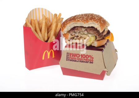McDonald's Big Mac mit einem Biss auf die Oberseite der Box mit Pommes frites oder Chips genommen Stockfoto