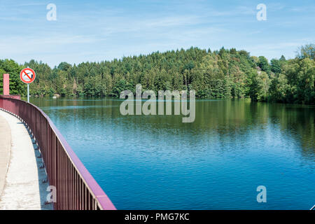 See von Robertville ist ein künstlicher See in der Nähe der Stadt Malmedy in Belgien in Europa. Die Wassermenge 8.000.000 m3 und der Bereich ist 0,62 km 2. Der See ist im Hohen Venn. Der Damm am Fluss Warche wurde 1928 erbaut. Stockfoto