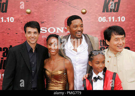 Ralph Macchio, Produzenten Jada Pinkett Smith und Will Smith (C) und Darsteller Jaden Smith und Jackie Chan bei der Premiere von Columbia Bild 'Karate Kid'. Ankunft bei Mann Dorf Theater in Westwood, CA, 7. Juni 2010 statt. Foto © Joseph Martinez/Picturelux - Alle Rechte vorbehalten. Datei Referenz # 30280 042 JM für die redaktionelle Nutzung nur - Stockfoto