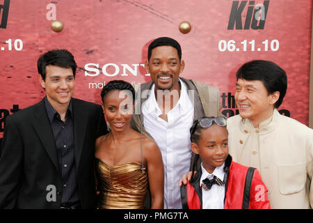 Ralph Macchio, Produzenten Jada Pinkett Smith und Will Smith (C) und Darsteller Jaden Smith und Jackie Chan bei der Premiere von Columbia Bild 'Karate Kid'. Ankunft bei Mann Dorf Theater in Westwood, CA, 7. Juni 2010 statt. Foto © Joseph Martinez/Picturelux - Alle Rechte vorbehalten. Datei Referenz # 30280 043 JM für die redaktionelle Nutzung nur - Stockfoto