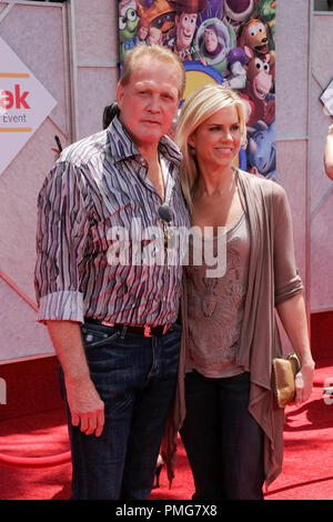 Lee Majors und Frau Glauben bei der Premiere von Disney Pixars "Toy Story 3". Ankunft am El Capitan Theatre in Hollywood, CA, 13. Juni 2010 statt. Foto © Joseph Martinez/Picturelux - Alle Rechte vorbehalten. Datei Referenz # 30283 001 JM für die redaktionelle Nutzung nur - Stockfoto