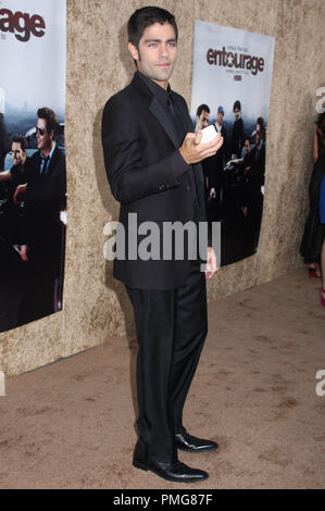 Adrian Grenier am Los Angeles Premiere der HBO Serie "Entourage" Staffel 7 im Paramount Theater auf der Paramount Pictures Studio in Hollywood, CA am Mittwoch, 16. Juni 2010. Foto von Pedro Ulayan Pacific Rim Foto Presse. Datei Referenz # 30286 008 PLX nur für redaktionelle Verwendung - Alle Rechte vorbehalten Stockfoto
