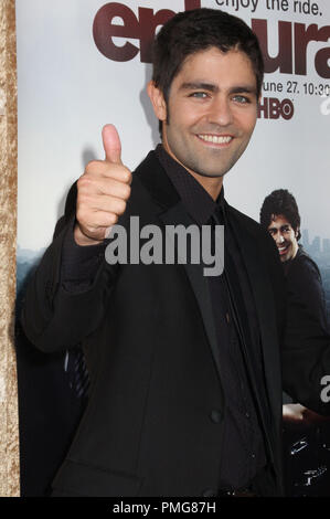 Adrian Grenier am Los Angeles Premiere der HBO Serie "Entourage" Staffel 7 im Paramount Theater auf der Paramount Pictures Studio in Hollywood, CA am Mittwoch, 16. Juni 2010. Foto von Pedro Ulayan Pacific Rim Foto Presse. Datei Referenz # 30286 010 PLX nur für redaktionelle Verwendung - Alle Rechte vorbehalten Stockfoto