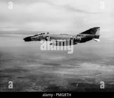 Schwarze und weiße Luftbild mit einem Profil anzeigen der United States Navy McDonnell Douglas F-4 Phantom II, im Flug, mit den Ziffern '114' auf der Nase", 2977 "in der Nähe von seinem Schwanz, und die Worte "USS Coral Sea' auf seinen Körper, während des Vietnam Krieges, 1965 fotografiert. () Stockfoto