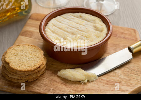 Braune Schale mit weichem französischen Saint Marcellin Käse aus Kuhmilch hergestellt Stockfoto