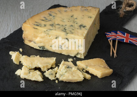 Alte reifen Keil der Britischen Blue Stilton Käse und Stücke Stockfoto