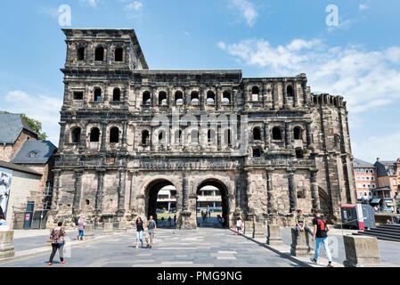 Trier, Deutschland, 17-Jan-2018: die Porta Nigra, lateinisch für schwarzes Tor, ist eine grosse römische Stadt Tor in Trier, Deutschland. Es ist heute die größte römische Stadt nördlich der Alpen. Stockfoto