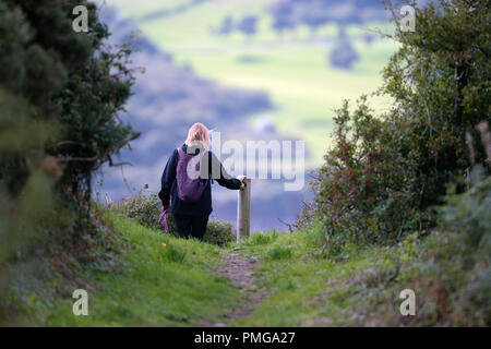 Ein Wanderer auf dem Wales Küste genießt die Isolation und die Aussicht auf die Bucht von Langland Stockfoto