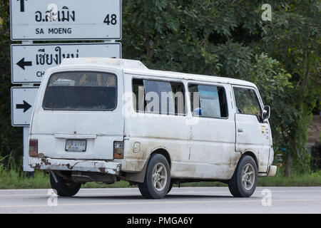 Chiangmai, Thailand - 7. August 2018: Private alte Nissan Urvan Van Auto. Foto an der Straße Nr. 121 ca. 8 km von der Innenstadt von Chiang Mai Thailand. Stockfoto