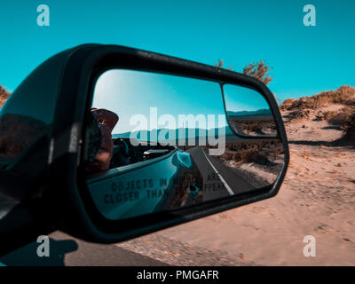 Fahrt entlang der einsamen Straßen von Death Valley mit nichts in siight aber Straße und Wüste Sand Dünen Stockfoto