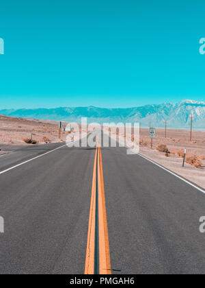 Fahrt entlang der einsamen Straßen von Death Valley mit nichts in siight aber Straße und Wüste Sand Dünen Stockfoto