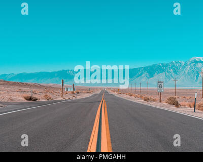 Fahrt entlang der einsamen Straßen von Death Valley mit nichts in siight aber Straße und Wüste Sand Dünen Stockfoto