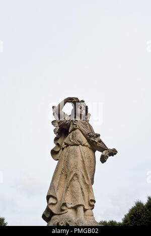 Statue von ein Engel in einem Friedhof Stockfoto