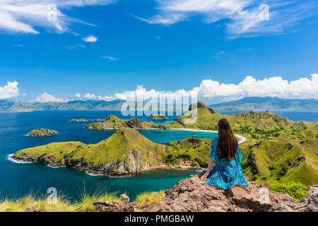 Junge Frau genießen Sie die herrliche Aussicht auf die Insel Padar in den Sommerferien Stockfoto