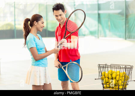 Tennislehrer Unterricht Anfänger Spieler den richtigen Griff Stockfoto