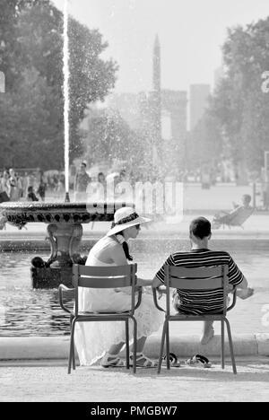 Paris, Frankreich. Jardins des Tuileries. Junges Paar entspannende an einem sehr heißen Tag Stockfoto