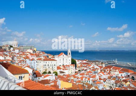 Blick über die Alfama von Miradouro de Santa Luzia, Lissabon, Portugal Stockfoto