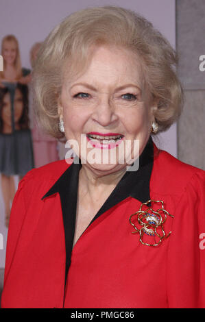 Betty White bei der Weltpremiere von EUCH WIEDER statt am El Capitan Theatre in Hollywood, CA am Mittwoch, 22. September 2010. Foto von Pedro Ulayan Pacific Rim Foto Presse/PictureLux Datei Referenz # 30484 184 PRPP nur für redaktionelle Verwendung - Alle Rechte vorbehalten Stockfoto