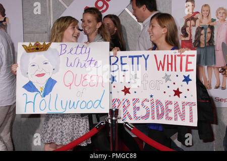 Betty White Fans bei der Weltpremiere von Ihnen wieder gehalten am El Capitan Theatre in Hollywood, CA am Mittwoch, 22. September 2010. Foto von Pedro Ulayan Pacific Rim Foto Presse/PictureLux Datei Referenz # 30484 186 PRPP nur für redaktionelle Verwendung - Alle Rechte vorbehalten Stockfoto