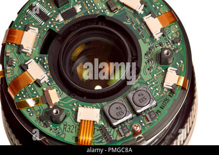 Innerhalb eines Objektivs - Teil der Elektronik und hintere Element eines Nikon 70-300 Objektiv Stockfoto