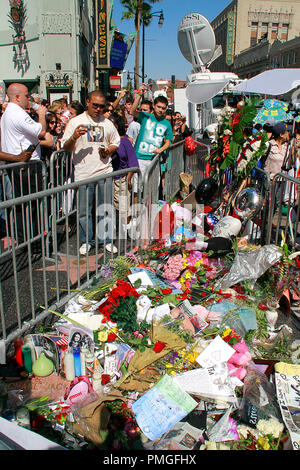 Medien und Fans konvergieren auf dem Hollywood Walk of Fame, um ihren Respekt zu Michael Jackson zu zahlen an der make-shift Schrein auf seinen Stern vor dem Grauman's Chinese Theater in Hollywood, CA, 27. Juni 2009 erstellt. © Joseph Martinez/Picturelux - Alle Rechte vorbehalten File Reference # 30035 005 PLX nur für redaktionelle Verwendung - Alle Rechte vorbehalten Stockfoto