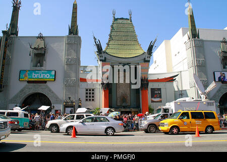 Medien und Fans konvergieren auf dem Hollywood Walk of Fame, um ihren Respekt zu Michael Jackson zu zahlen an der make-shift Schrein auf seinen Stern vor dem Grauman's Chinese Theater in Hollywood, CA, 27. Juni 2009 erstellt. © Joseph Martinez/Picturelux - Alle Rechte vorbehalten File Reference # 30035 007 PLX nur für redaktionelle Verwendung - Alle Rechte vorbehalten Stockfoto