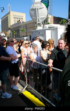 Medien und Fans konvergieren auf dem Hollywood Walk of Fame, um ihren Respekt zu Michael Jackson zu zahlen an der make-shift Schrein auf seinen Stern vor dem Grauman's Chinese Theater in Hollywood, CA, 27. Juni 2009 erstellt. © Joseph Martinez/Picturelux - Alle Rechte vorbehalten File Reference # 30035 008 PLX nur für redaktionelle Verwendung - Alle Rechte vorbehalten Stockfoto