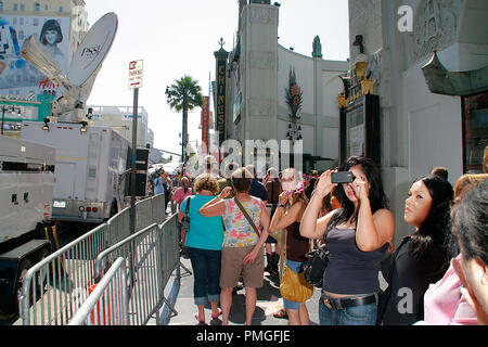 Medien und Fans konvergieren auf dem Hollywood Walk of Fame, um ihren Respekt zu Michael Jackson zu zahlen an der make-shift Schrein auf seinen Stern vor dem Grauman's Chinese Theater in Hollywood, CA, 27. Juni 2009 erstellt. © Joseph Martinez/Picturelux - Alle Rechte vorbehalten File Reference # 30035 016 PLX nur für redaktionelle Verwendung - Alle Rechte vorbehalten Stockfoto